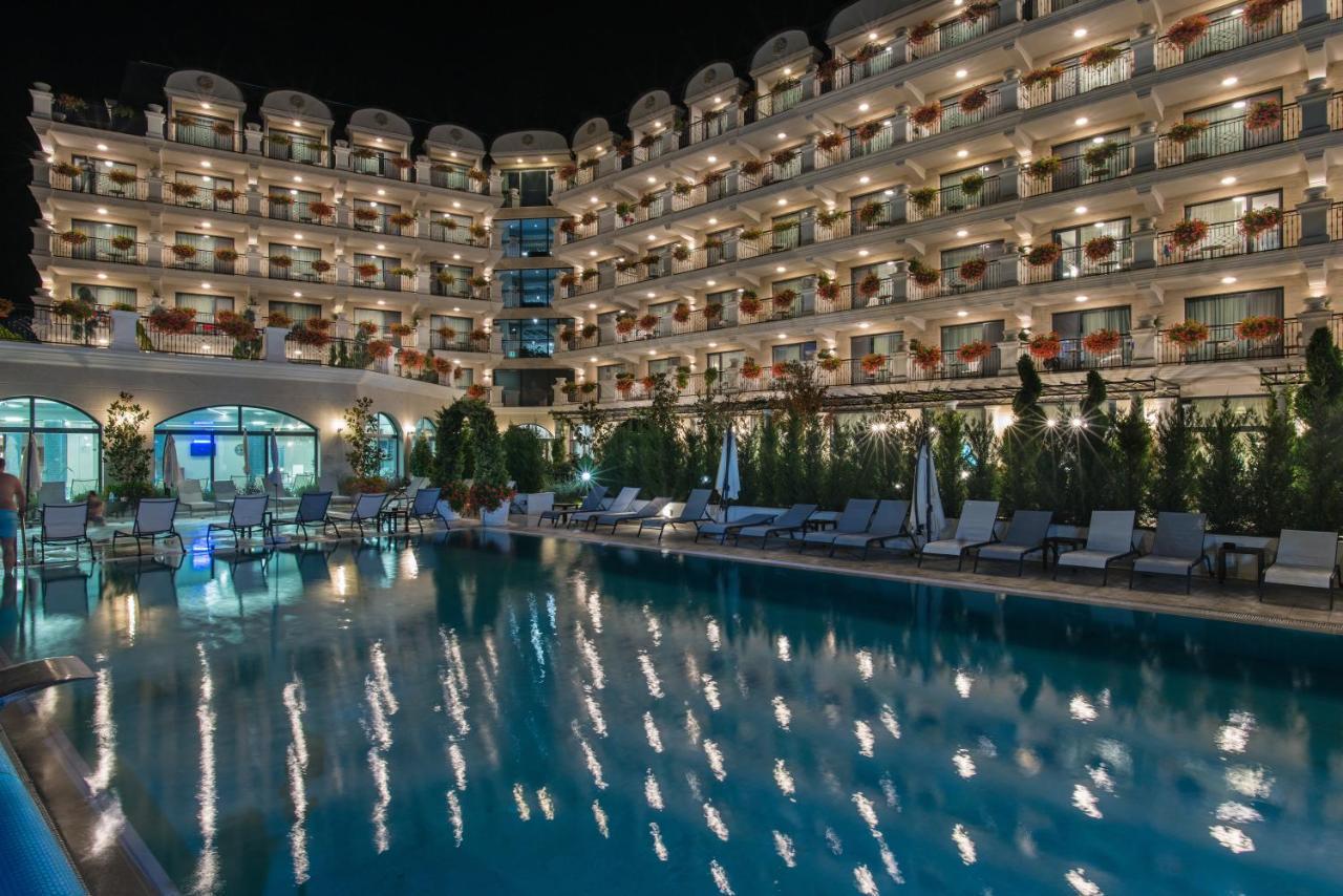 Casa Di Fiore Spa And Medical Hotel, Mineral Pools & Private Beach Kranevo Extérieur photo The hotel at night