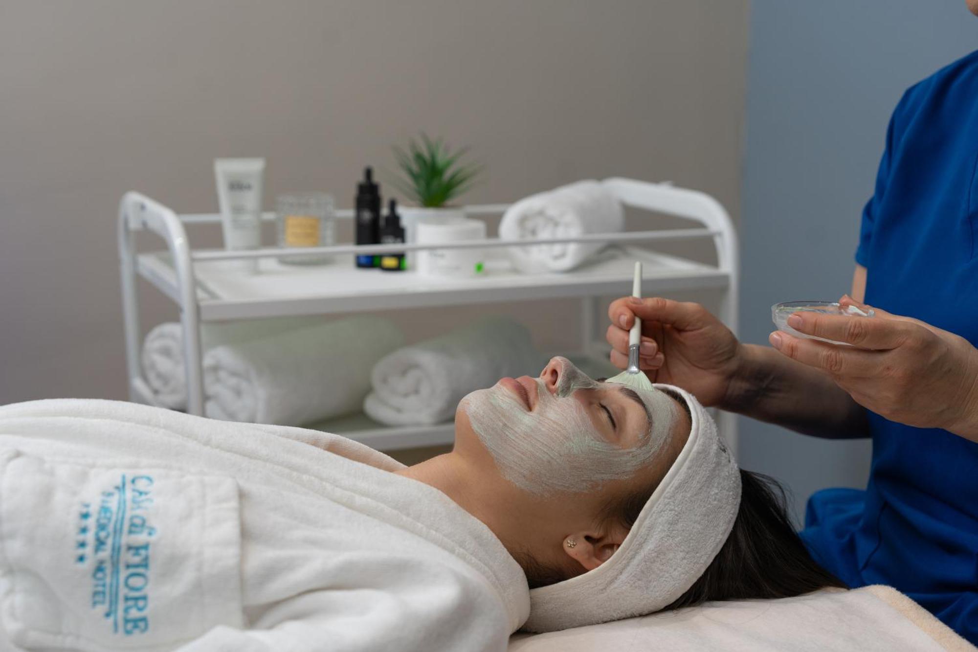 Casa Di Fiore Spa And Medical Hotel, Mineral Pools & Private Beach Kranevo Extérieur photo A woman receiving a facial treatment