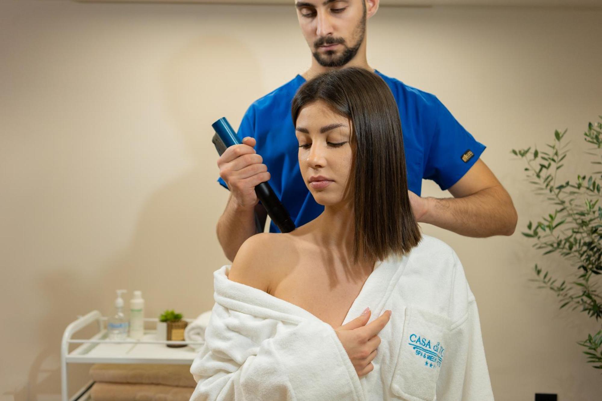 Casa Di Fiore Spa And Medical Hotel, Mineral Pools & Private Beach Kranevo Extérieur photo A woman receiving a massage