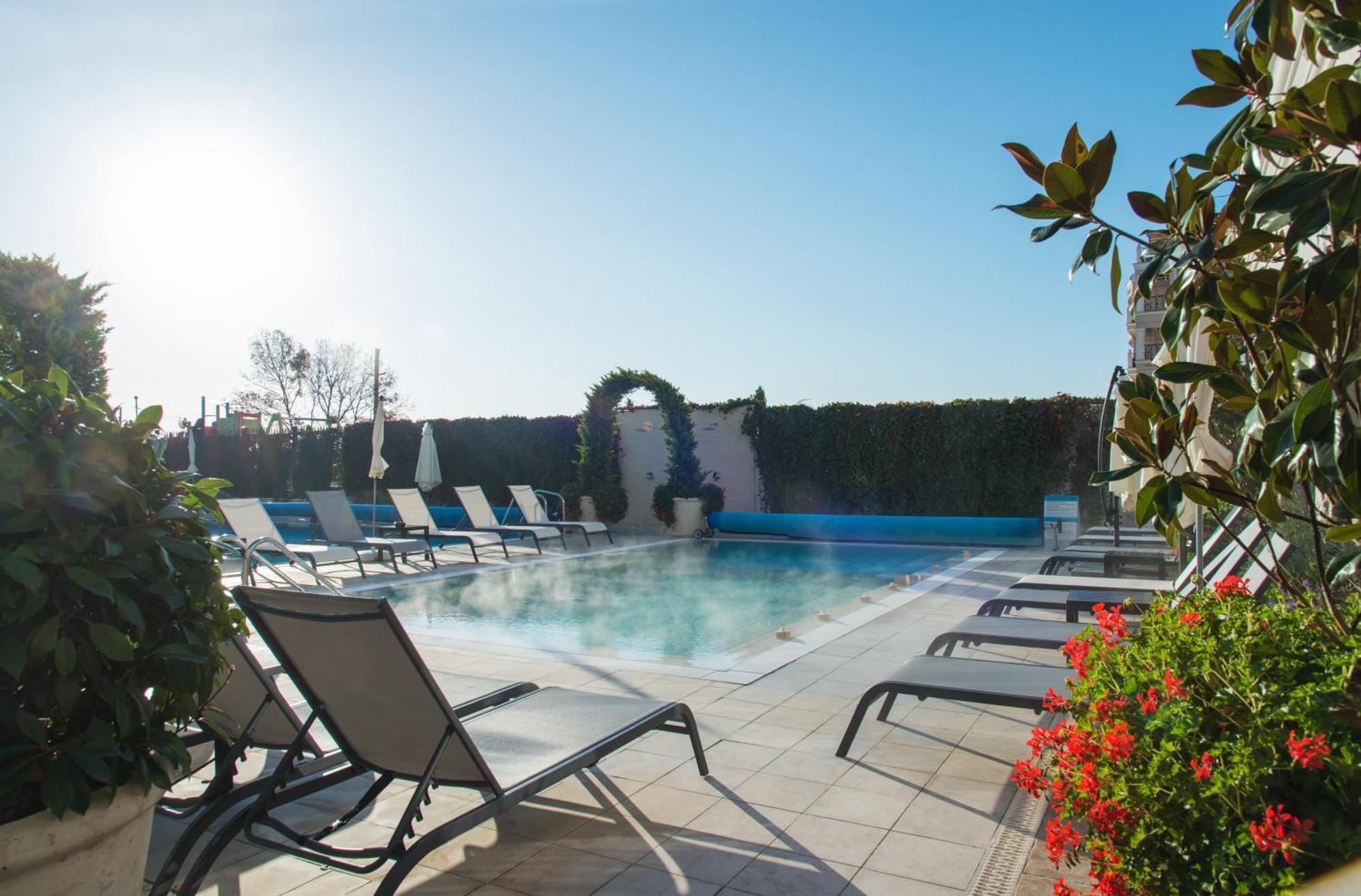 Casa Di Fiore Spa And Medical Hotel, Mineral Pools & Private Beach Kranevo Extérieur photo The pool at the hotel